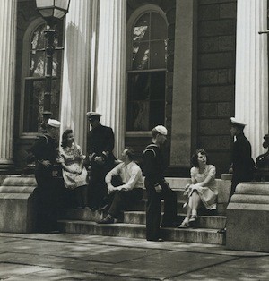 Soldiers and students sit on the steps of Parrish Hall